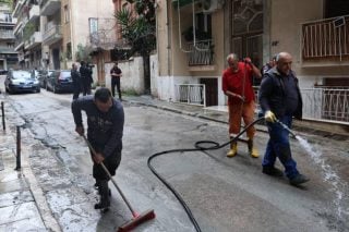 Συνεχίζεται η «μάχη» με το υγρό τσιμέντο στην Κυψέλη - Ερωτήματα για τη διαρροή, ποιοι δρόμοι έχουν κλείσει [βίντεο]